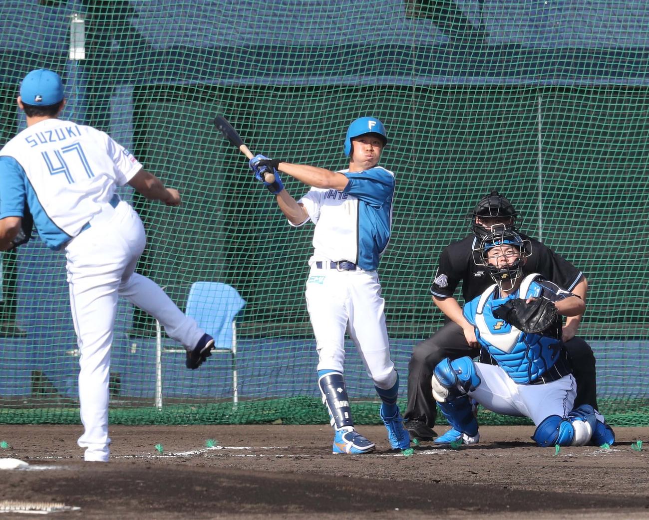 日本ハム紅白戦　白組1死満塁、中越え2点適時二塁打を放つ中島（撮影・黒川智章）