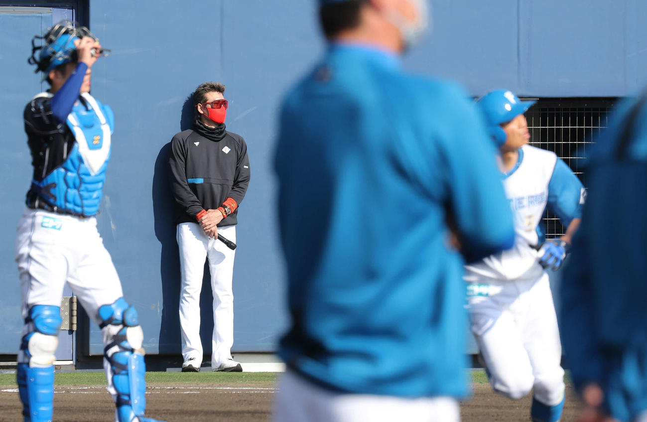 日本ハム紅白戦、1死満塁の場面で中越え2点適時二塁打を放った中島（右）の打球を見つめる新庄監督（後方）（撮影・河野匠）