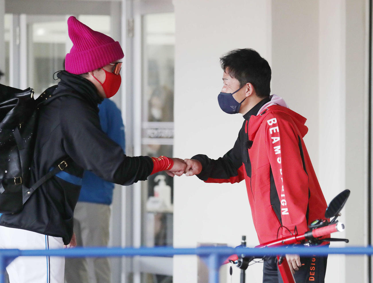 臨時コーチを務める赤星氏（右）とグータッチを交わす日本ハム新庄監督（撮影・河野匠）