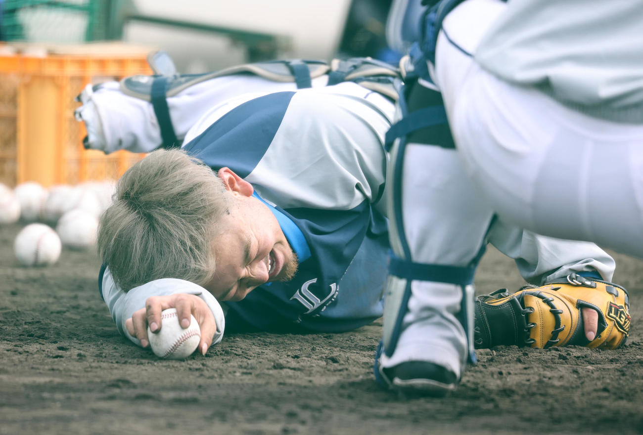 西武春季キャンプ第2クール2日目、個別強化の反復捕球練習で捕球し倒れ込む森（撮影・浅見桂子）