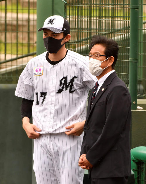 打撃投手を務めた後、佐々木朗（左）は侍ジャパン栗山監督と話す（撮影・柴田隆二）