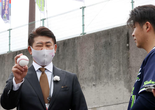 ヤクルト清水（右）に握り方を教える松坂氏（撮影・鈴木正人）