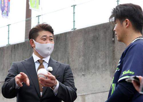 ヤクルト清水（右）に握り方を教える松坂氏（撮影・鈴木正人）