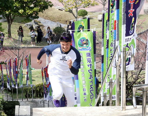階段ダッシュするヤクルト奥川（撮影・鈴木正人）