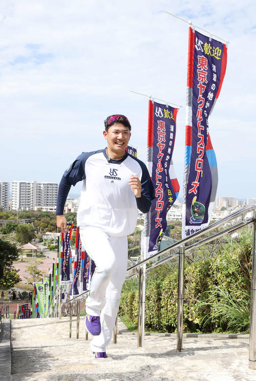 合計6本の階段ダッシュするも爽やかな笑顔を見せるヤクルト奥川（撮影・鈴木正人）