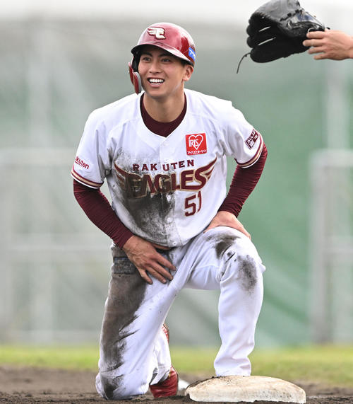 走塁練習で泥まみれになりながらも笑顔の楽天小郷（撮影・滝沢徹郎）