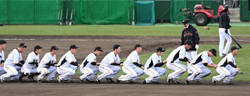 野手全体の特守終了で、腰を落としてベースを1周する巨人の選手（撮影・たえ見朱実）