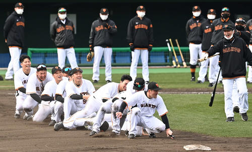 野手全体の特守終了で、腰を落としてベースを1周する巨人選手（撮影・たえ見朱実）