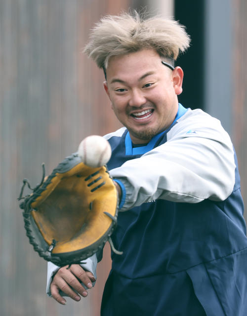 西武春季キャンプ第2クール2日目、個別強化の反復捕球練習で必死でボールを追う森（撮影・浅見桂子）