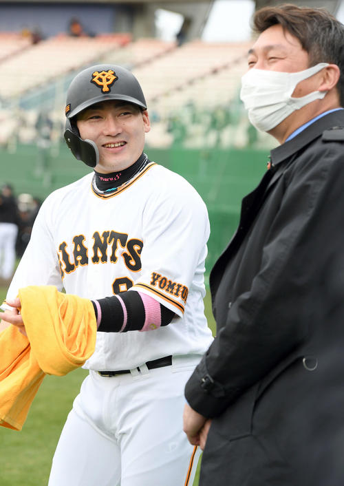 新井貴浩氏のインタビューに笑顔で応える巨人丸（撮影・たえ見朱実）