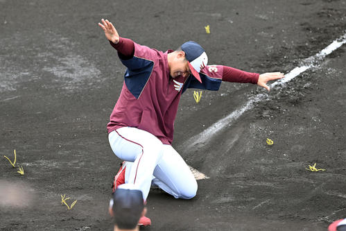 ベースランニングで見事なテレマークで滑り込む楽天銀次。北京オリンピックジャンプ男子ノーマルヒルで金メダルを取った高校の後輩、小林陵侑へのエールでしょうか？（撮影・滝沢徹郎）
