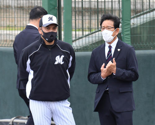 ロッテ石垣島キャンプを視察した侍ジャパン栗山監督（右）は井口監督と話す（撮影・柴田隆二）