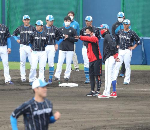 走塁指導する赤星氏の説明を聞く日本ハム新庄監督（撮影・黒川智章）