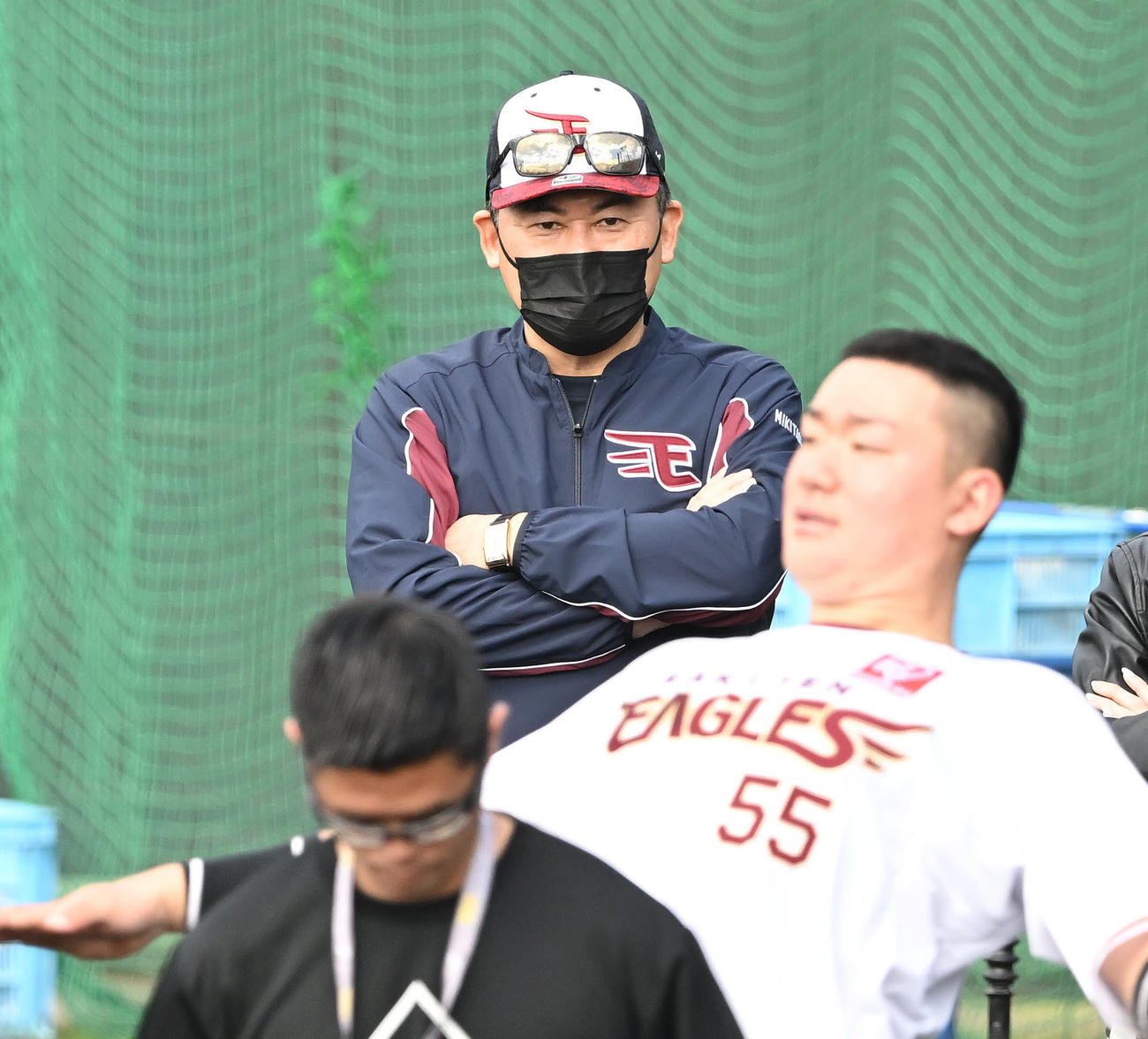 楽天キャンプを訪れた三木谷浩史オーナー（奥）は安田を見守る（撮影・滝沢徹郎）