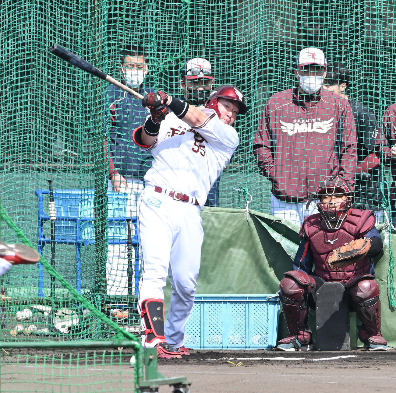 楽天三木谷オーナー（奥左から2人目）と石井GM兼監督（奥左から3人目）に見守られフリー打撃する安田（撮影・滝沢徹郎）