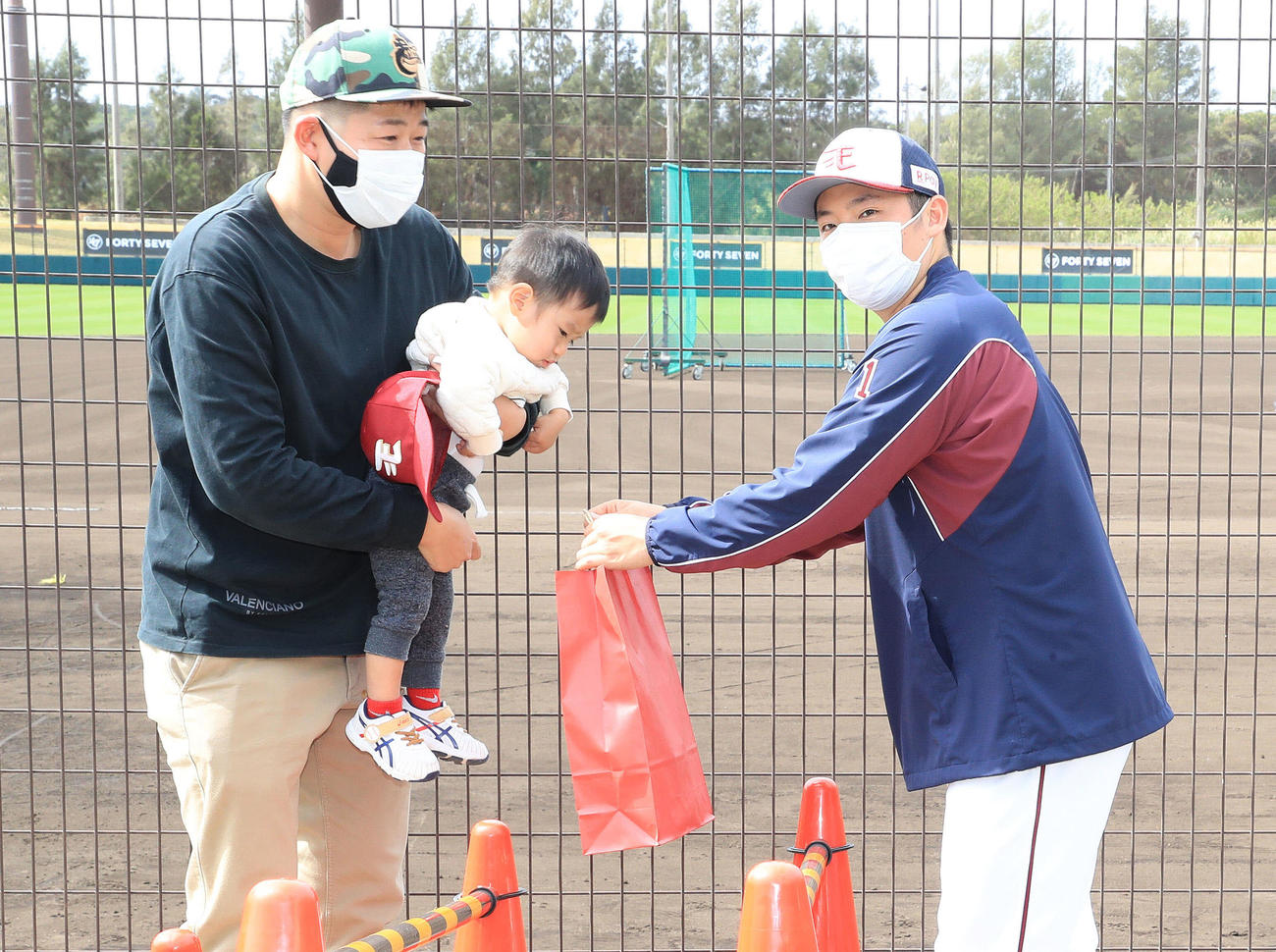 キャンプを見学するファンにサプライズでプレゼントを配る楽天松井裕