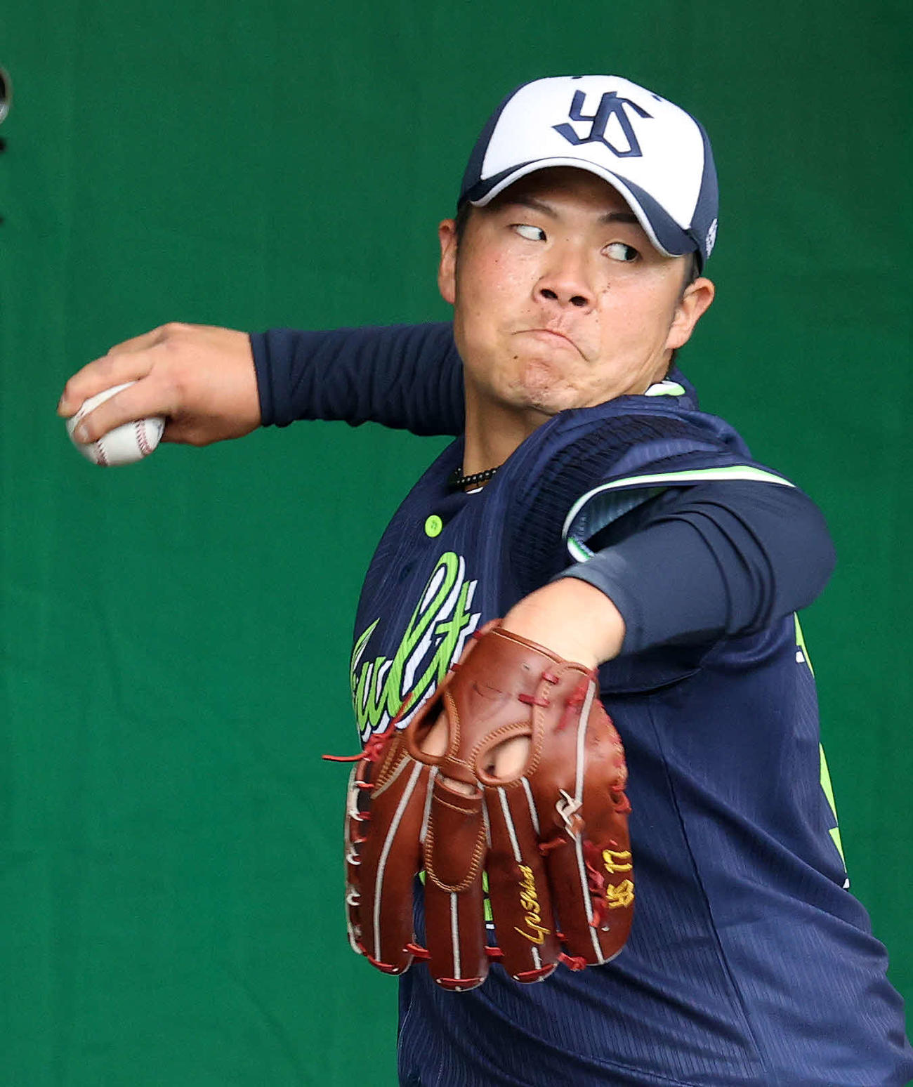 ブルペンで投球練習するヤクルト清水（撮影・鈴木正人）