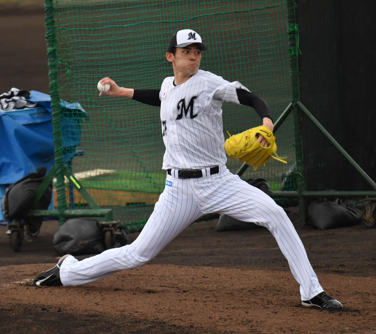 ロッテ石垣島キャンプを視察に来た侍ジャパン栗山監督の前で、打撃投手を務めた佐々木朗（撮影・柴田隆二）