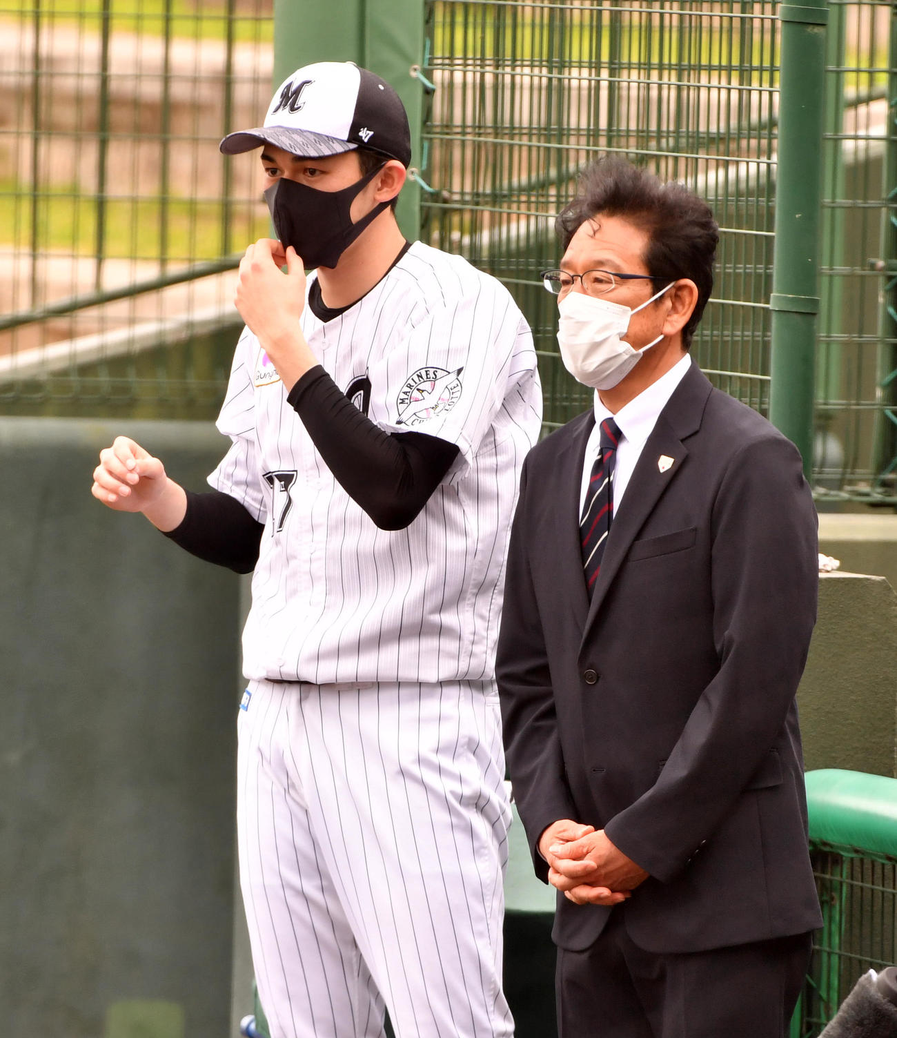 打撃投手を務めた後、佐々木朗（左）は侍ジャパン栗山監督にあいさつする（撮影・柴田隆二）
