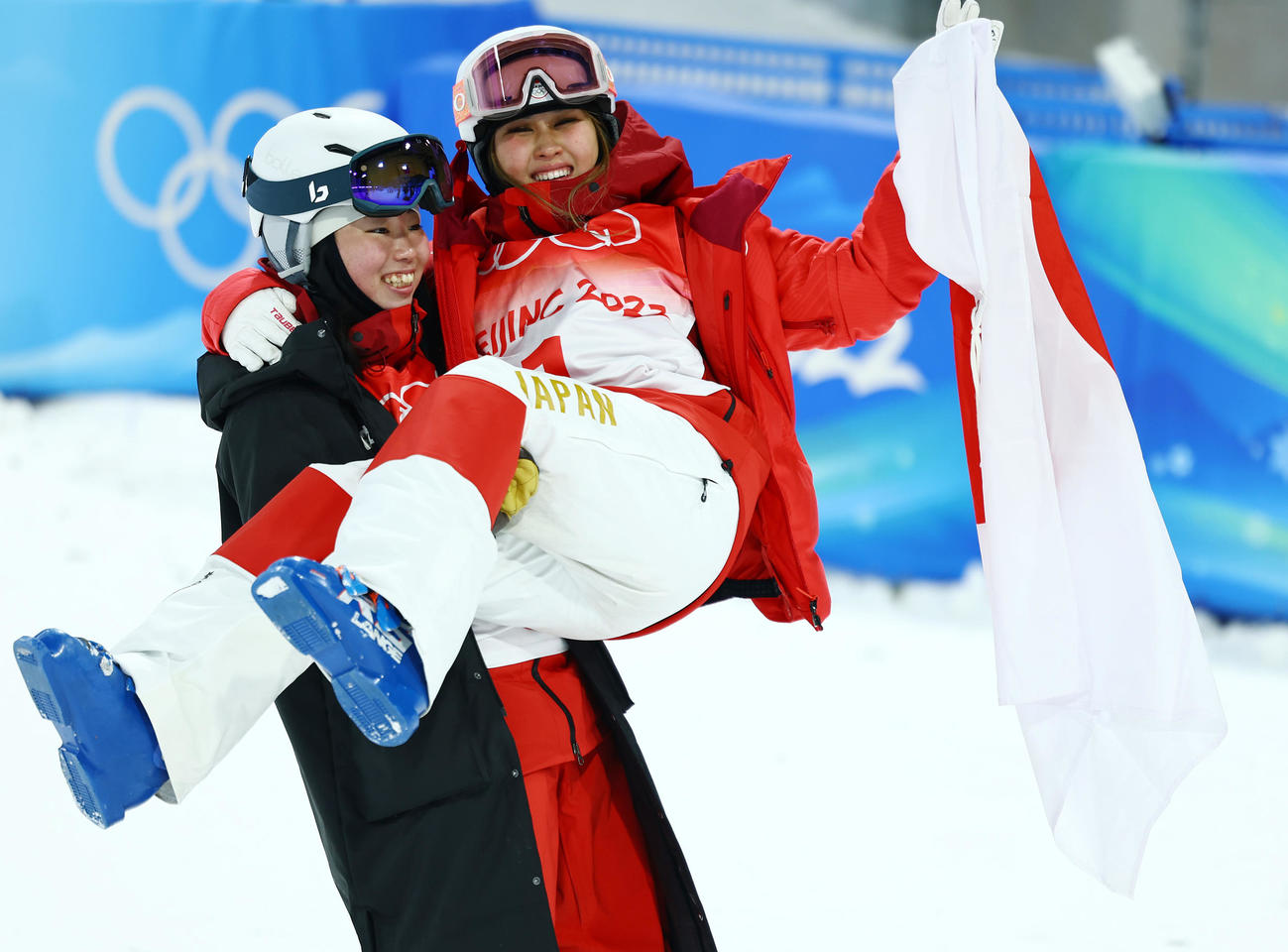 北京五輪　女子モーグル・フリースタイル決勝を終え冨高日向子（左）におひめさまだっこで写真に納まる川村あんり（2022年2月5日撮影）