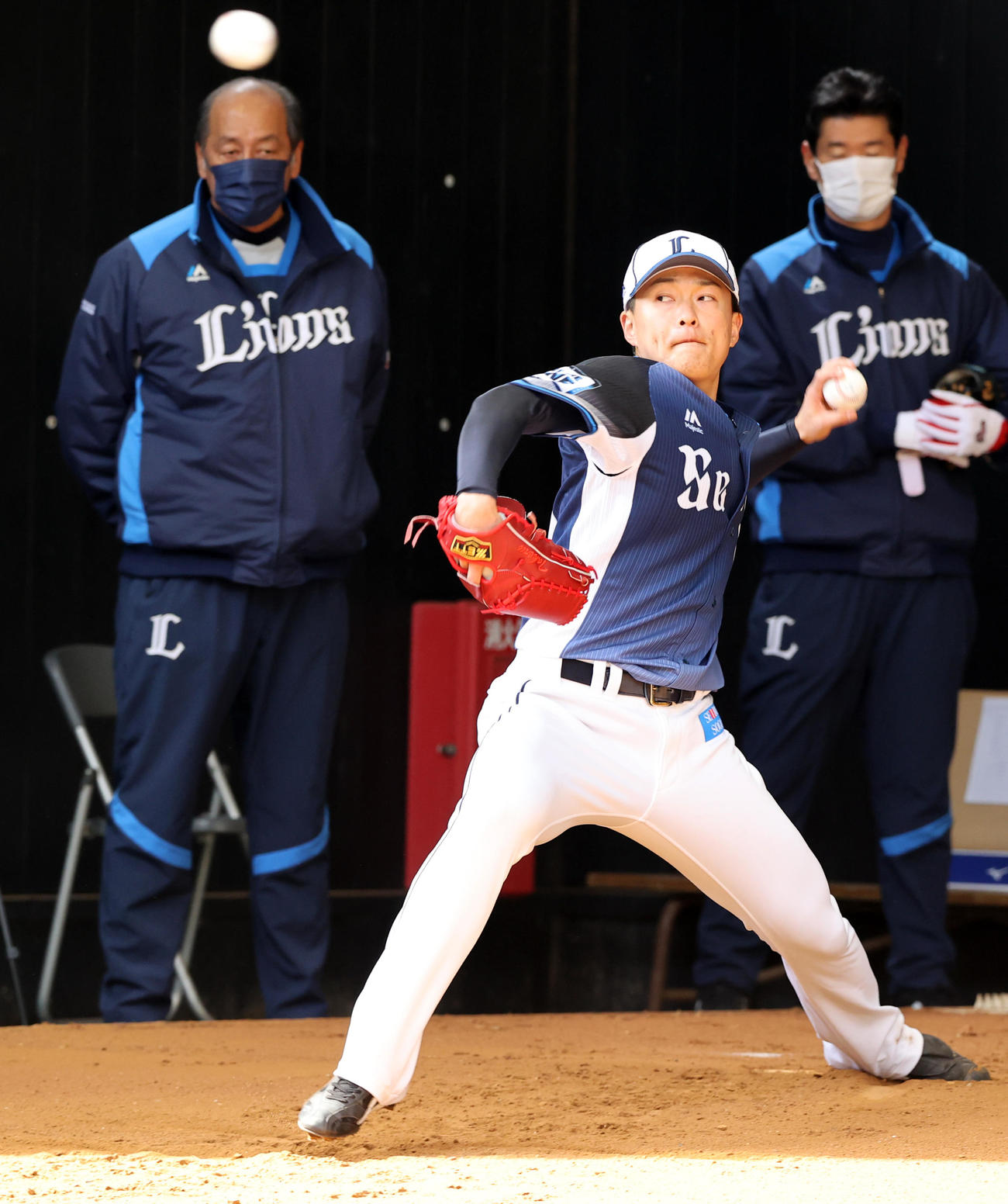 西武春季キャンプ第2クール2日目、渡辺GM（左）が見つめる中、ブルペン投球する佐々木（撮影・浅見桂子）