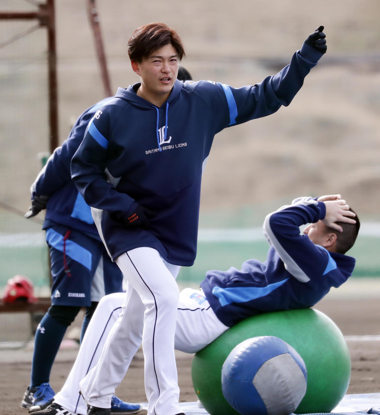 西武春季キャンプ第2クール2日目、投球動作する佐々木（撮影・浅見桂子）