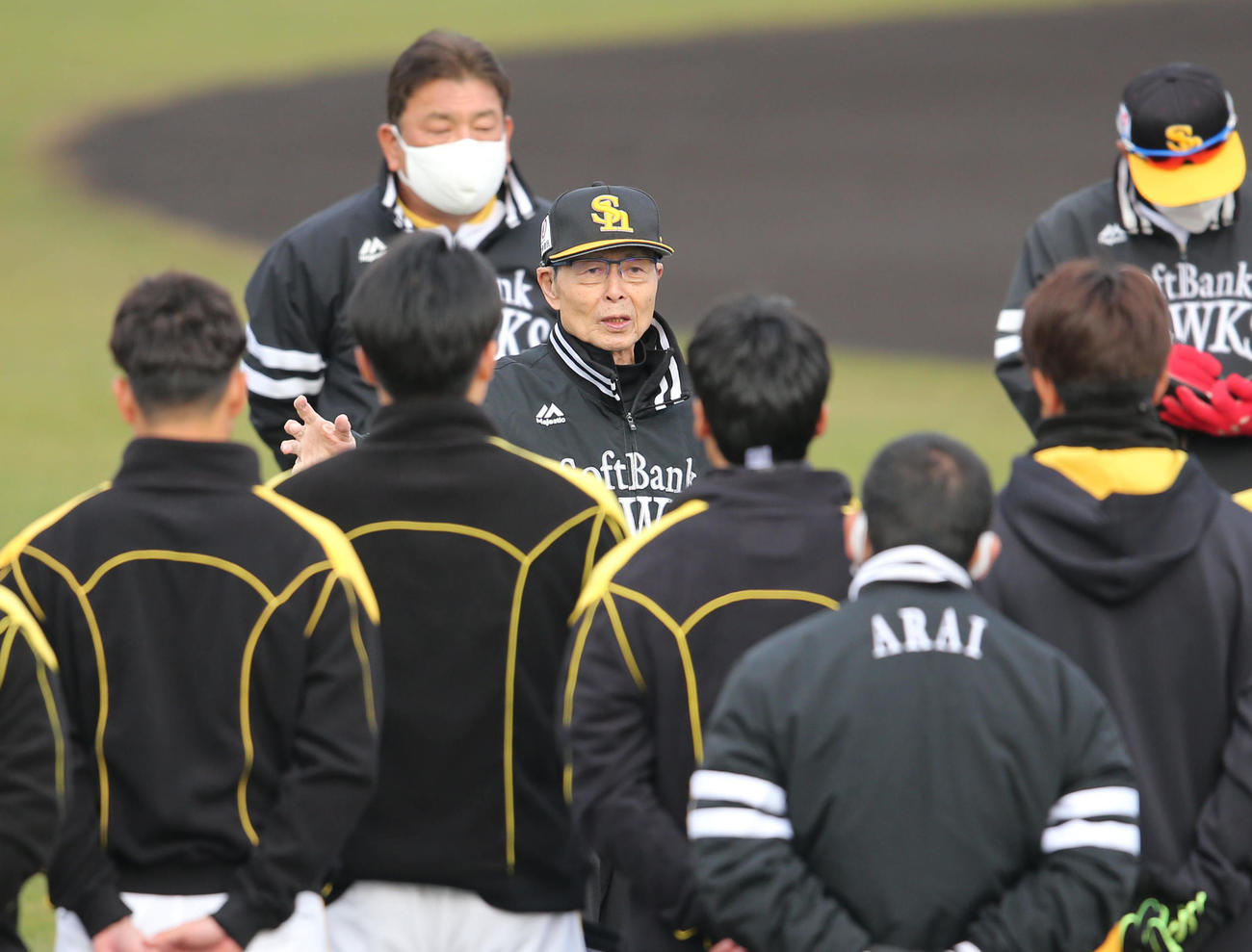 練習前、ナインに話をする王貞治球団会長（撮影・梅根麻紀）