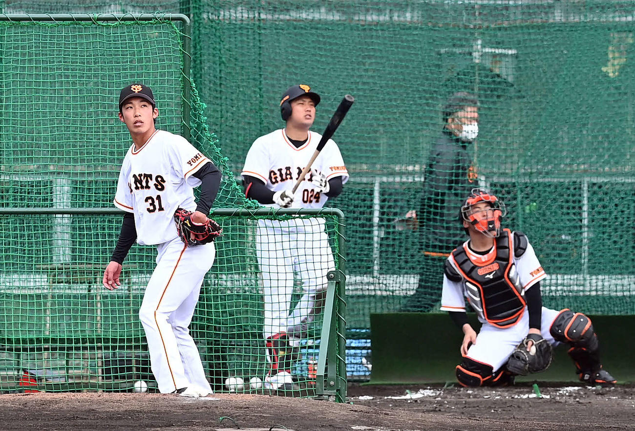 フリー打撃で育成の前田（中央）相手に投げる赤星（撮影・たえ見朱実）