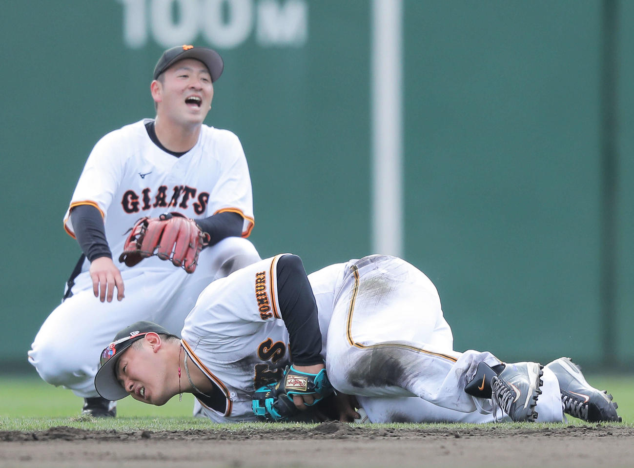 午後の守備練習で球に飛びつき倒れ込む巨人岡本和（手前）（撮影・河田真司）