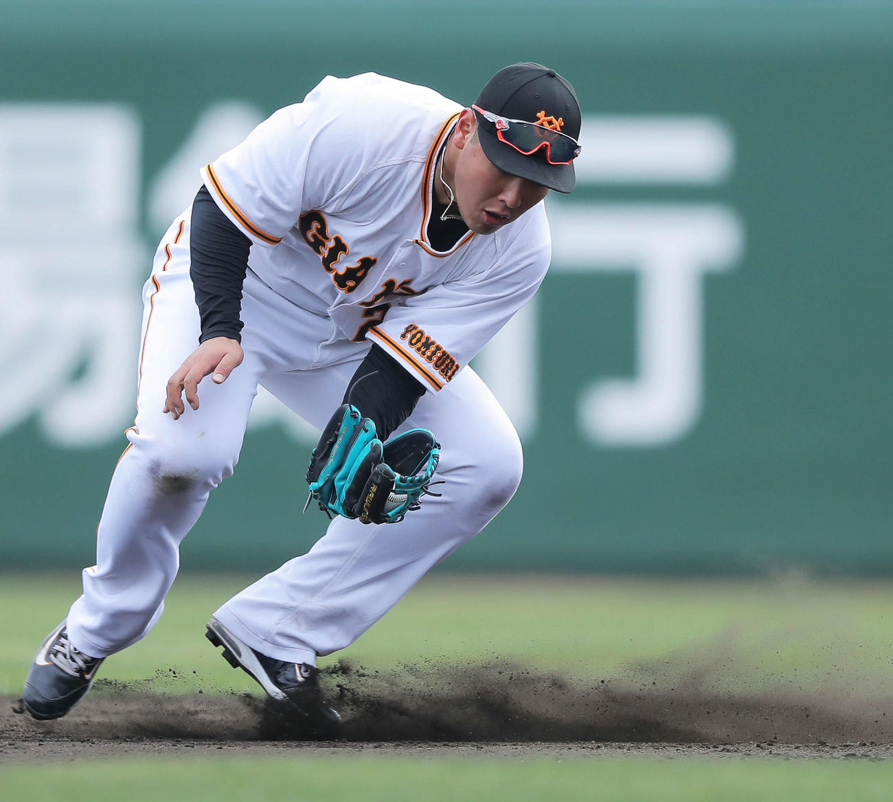 ハードなノックを受ける巨人岡本和（撮影・河田真司）