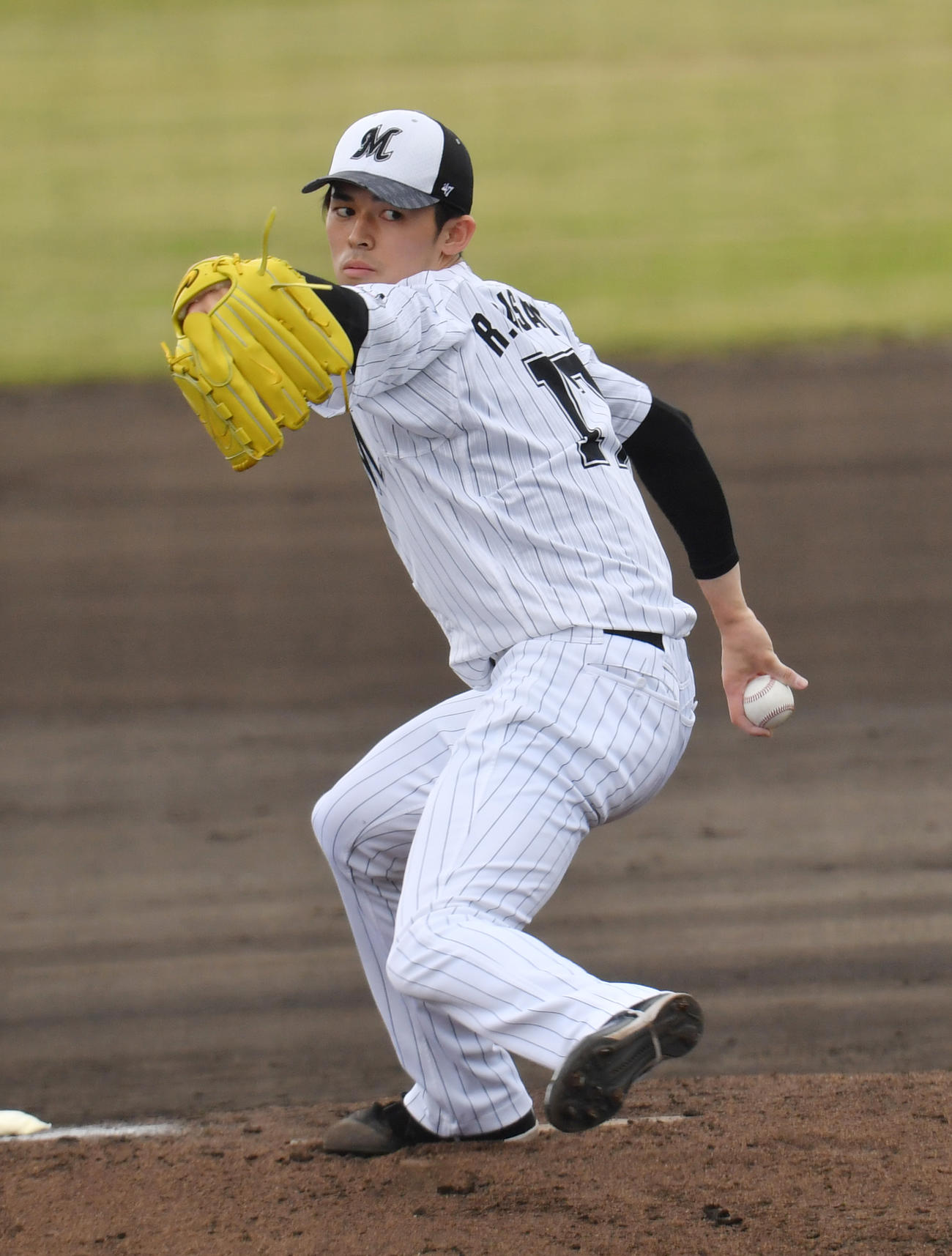 ロッテ石垣島キャンプを視察に来た侍ジャパン栗山監督の前で、打撃投手を務めた佐々木朗（撮影・柴田隆二）