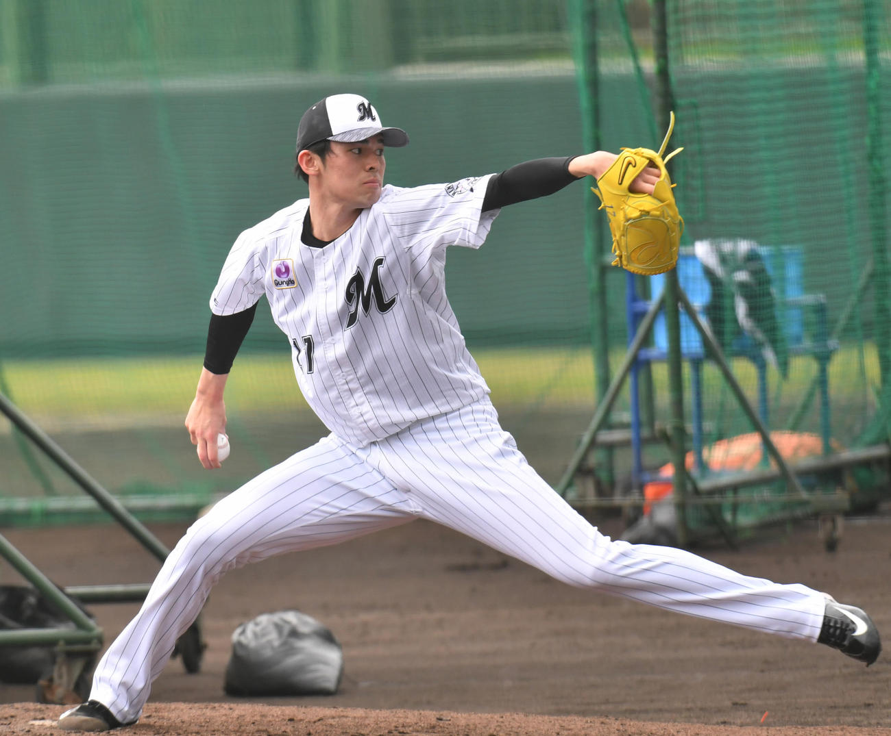 ロッテ石垣島キャンプを視察に来た侍ジャパン栗山監督の前で、打撃投手を務めた佐々木朗（撮影・柴田隆二）