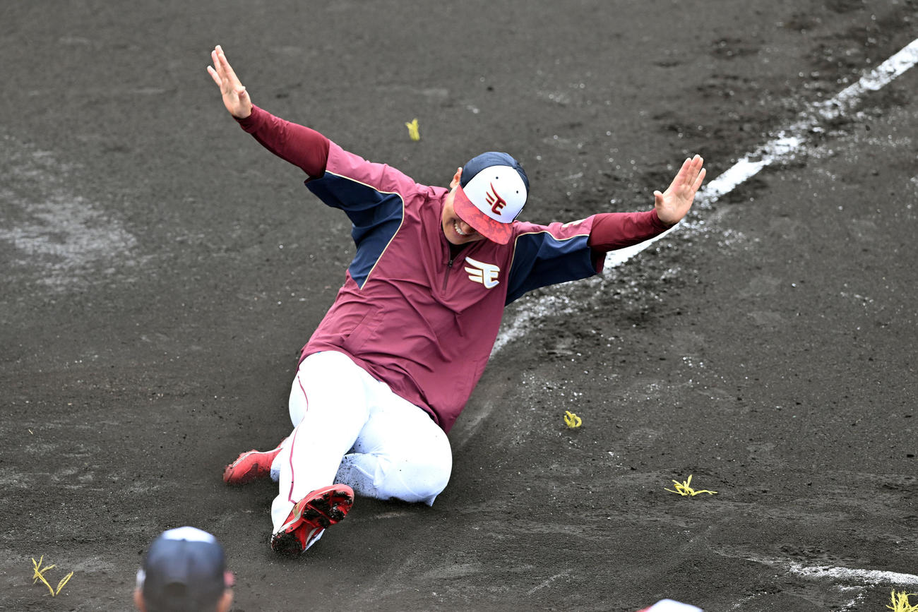 ベースランニングで見事なテレマークで滑り込む楽天銀次。北京オリンピックジャンプ男子ノーマルヒルで金メダルを取った高校の後輩、小林陵侑へのエールでしょうか？（撮影・滝沢徹郎）