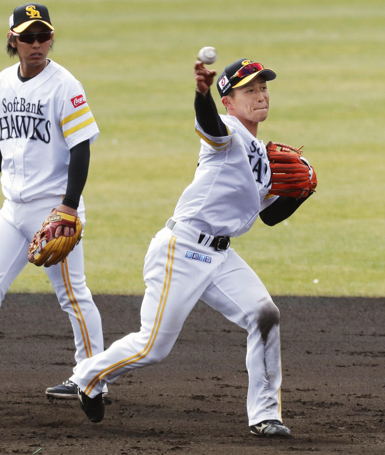 守備練習するソフトバンク・野村勇（共同）