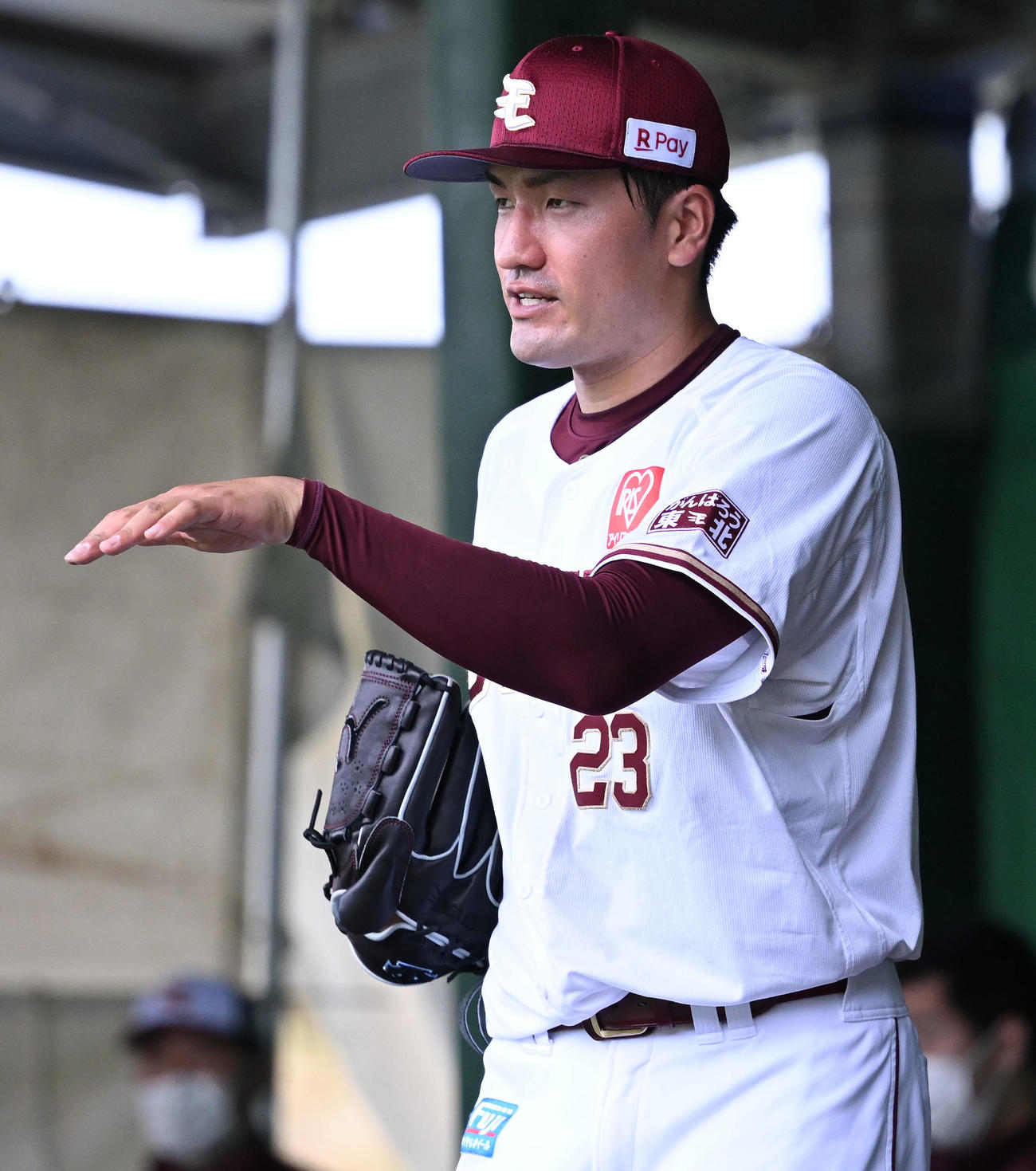 プロ野球　2022春季キャンプ　ブルペンで捕手に球種を伝える楽天弓削隼人（2022年2月4日撮影）