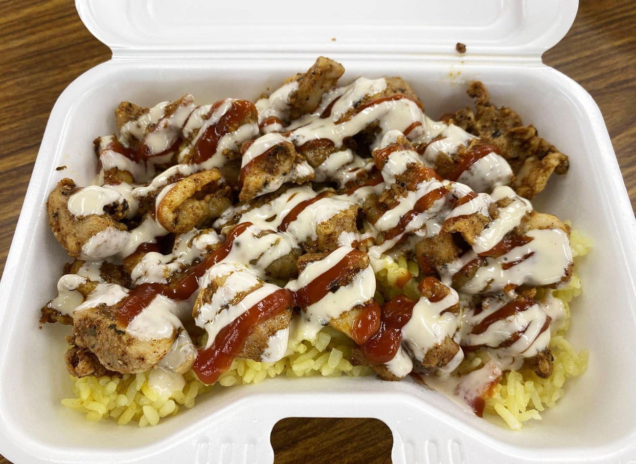 「ヤカビーチパーラー」のチキンオーバーライス
