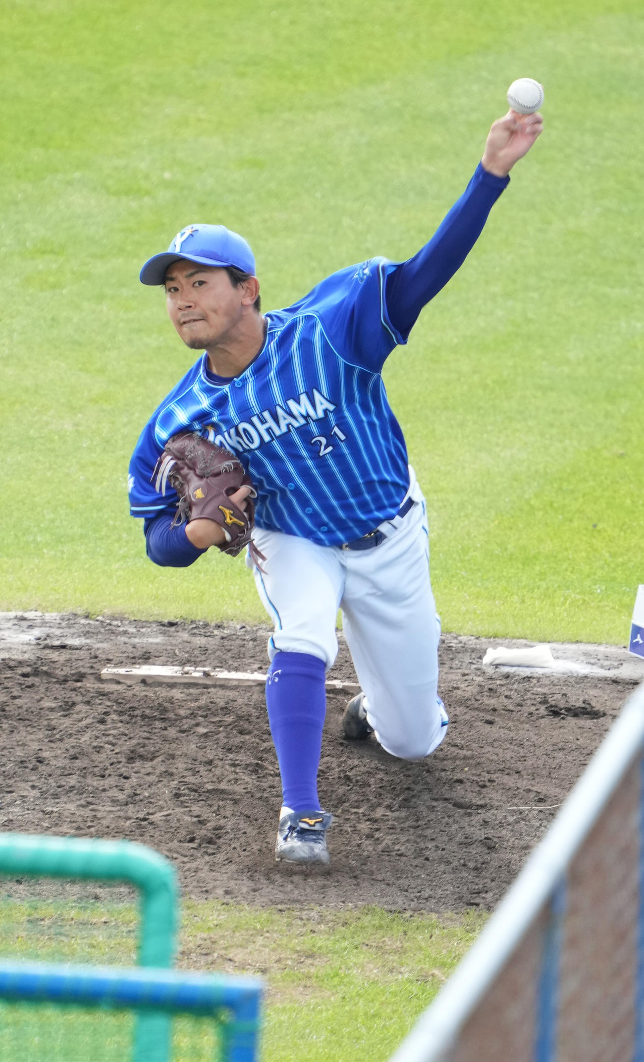 フリー打撃登板を終えブルペン入りするDeNA今永（撮影・小沢裕）