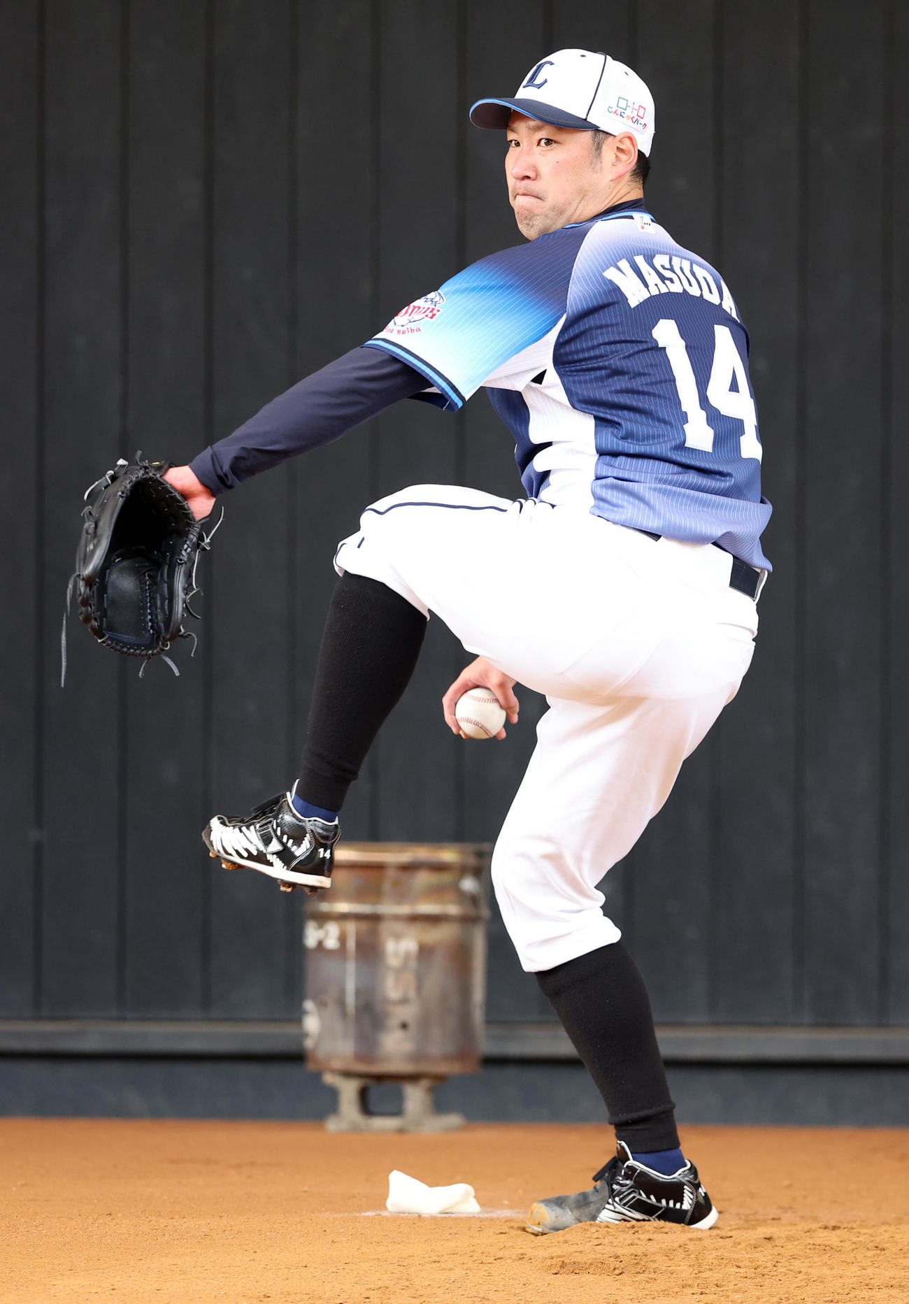 西武春季キャンプ第2クール2日目、ブルペン投球する増田（撮影・浅見桂子）