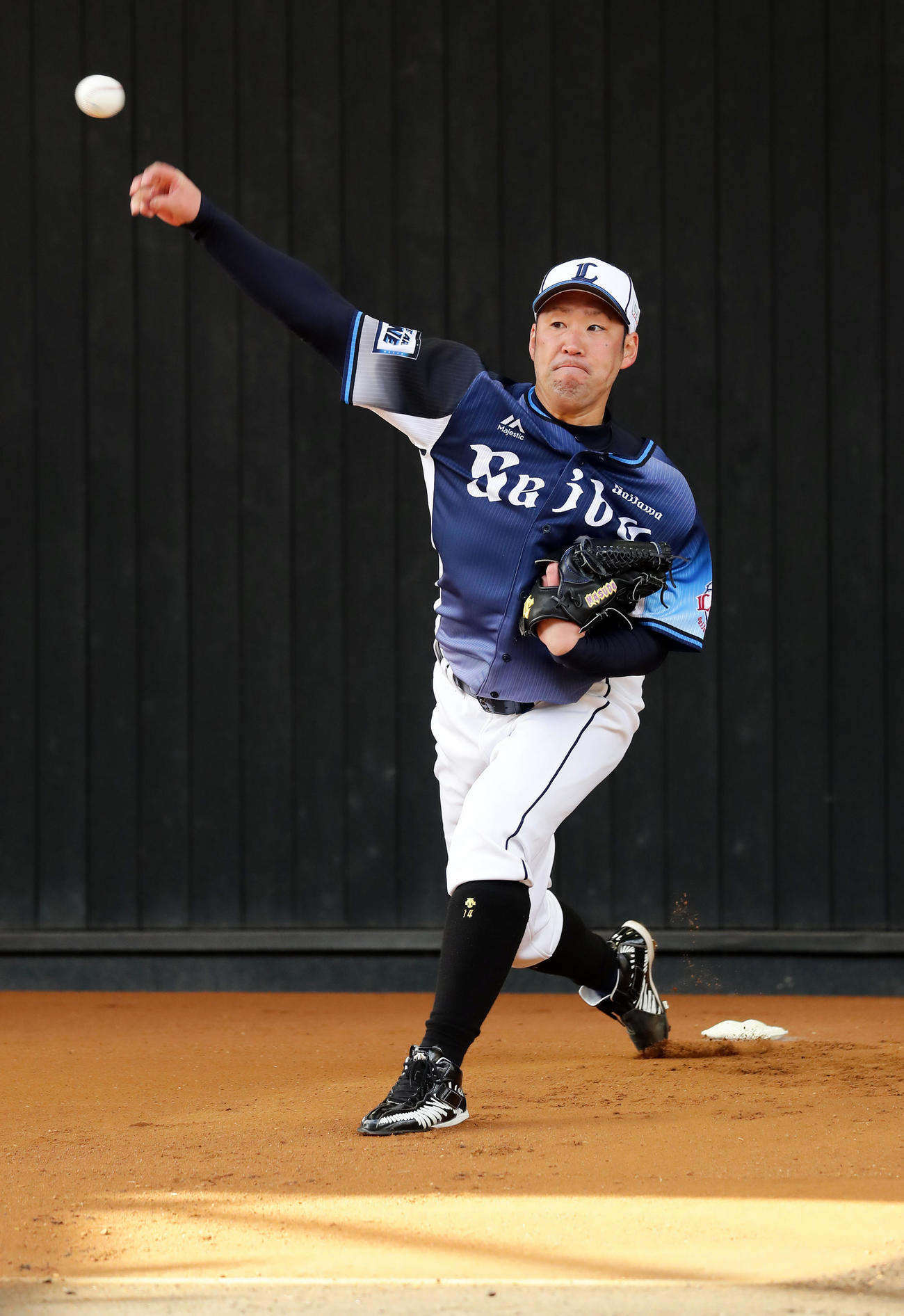 西武春季キャンプ第2クール2日目、ブルペン投球する増田（撮影・浅見桂子）