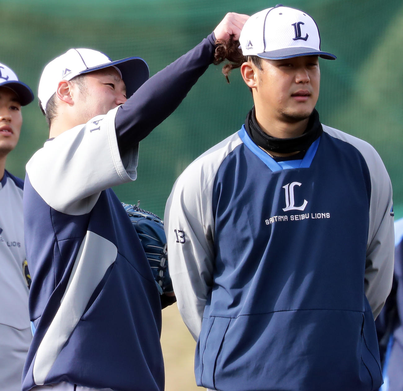 西武春季キャンプ第2クール2日目、練習中、高橋（右）の伸びた髪の毛を引っ張る増田（撮影・浅見桂子）