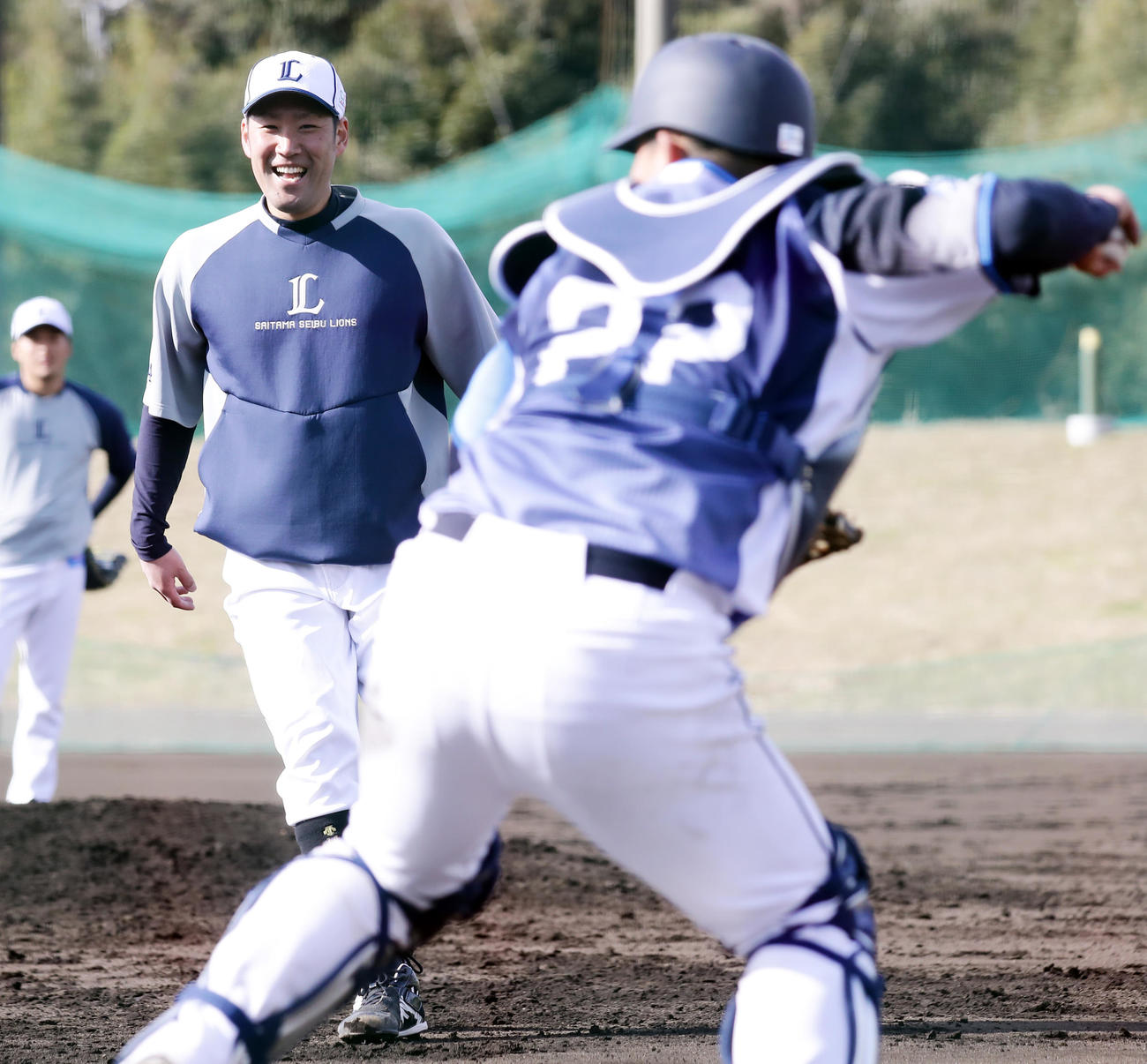 西武春季キャンプ第2クール2日目、練習中、笑顔を見せる増田（奥）。手前は古賀（撮影・浅見桂子）
