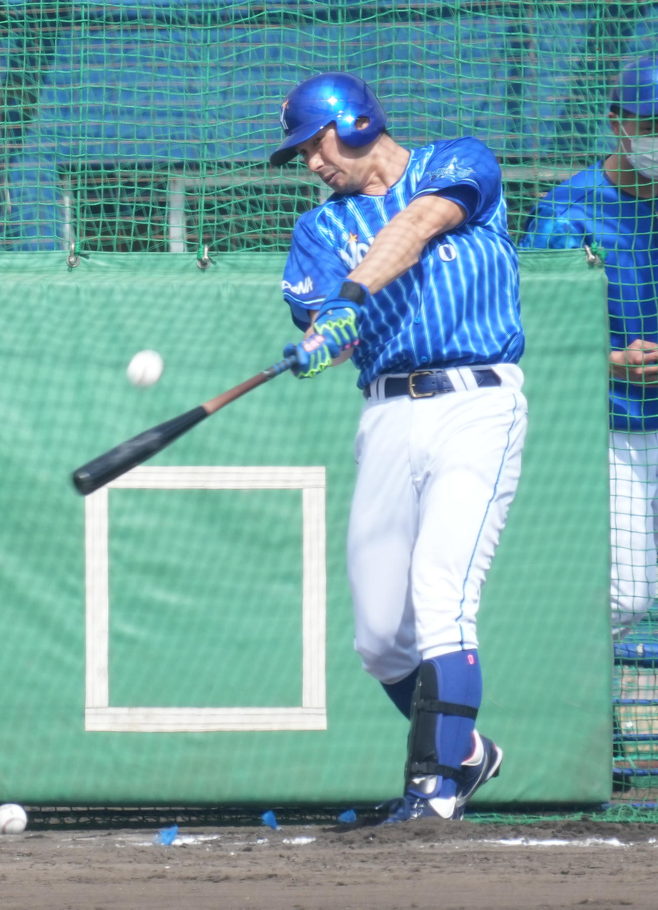 1軍宜野湾キャンプに合流しフリー打撃に臨むDeNA大田（撮影・小沢裕）