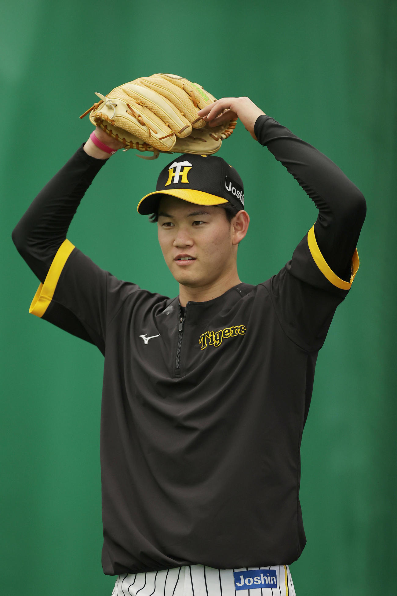 ブルペンでの投球練習を終え、丸ポーズを作る阪神及川（撮影・前田充）