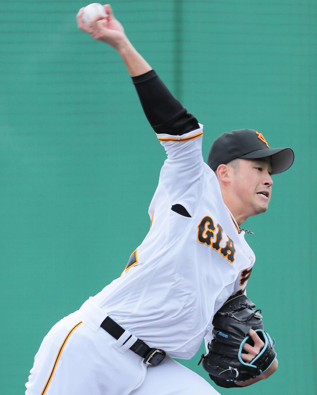 打撃投手に入る巨人堀田（撮影・河田真司）