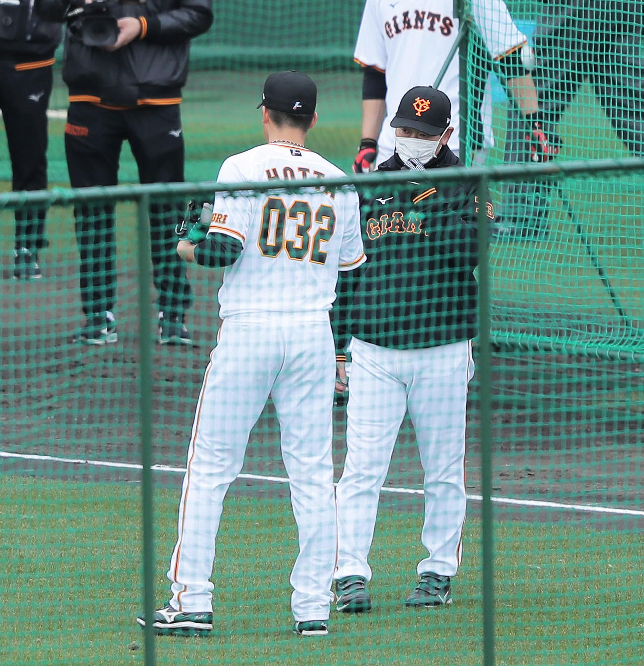 打撃投手を終え、桑田投手チーフコーチ（右）と言葉を交わす巨人堀田（撮影・河田真司）