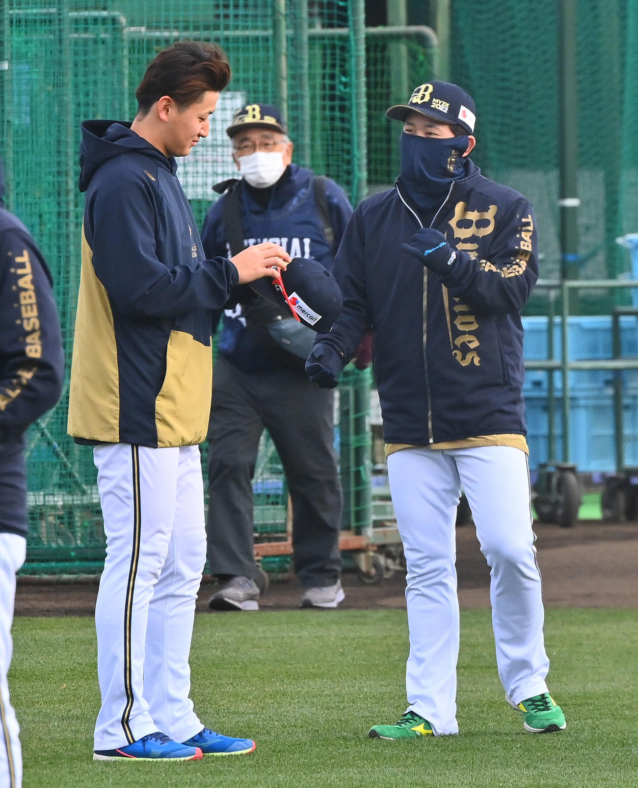 練習開始前、オリックス宮城（右）と話す紅林（撮影・和賀正仁）