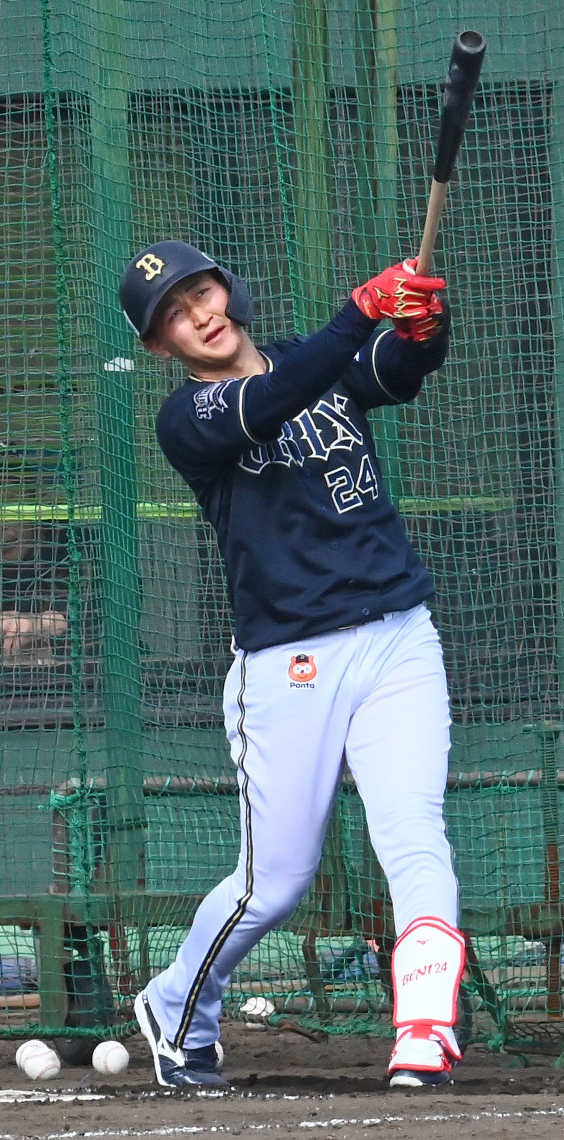 笑顔で打撃練習に取り組むオリックス紅林（撮影・和賀正仁）