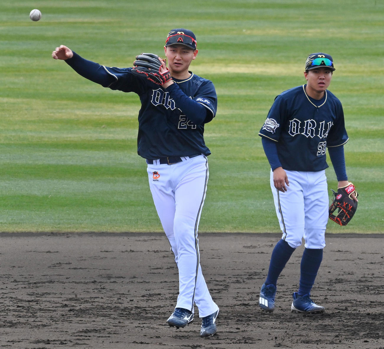 守備練習で軽快な動きを見せるオリックス紅林、右は宜保（撮影・和賀正仁）