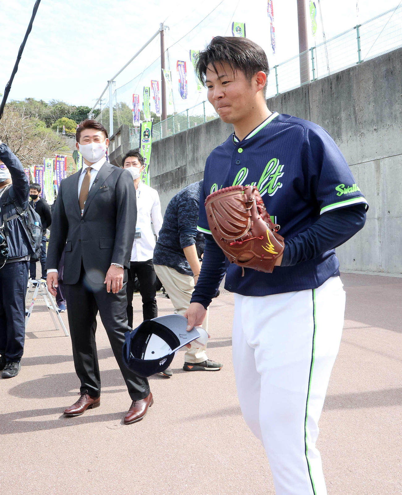 投球練習を終えあいさつに来たヤクルト清水（右）を笑顔で見送る松坂氏（撮影・鈴木正人）
