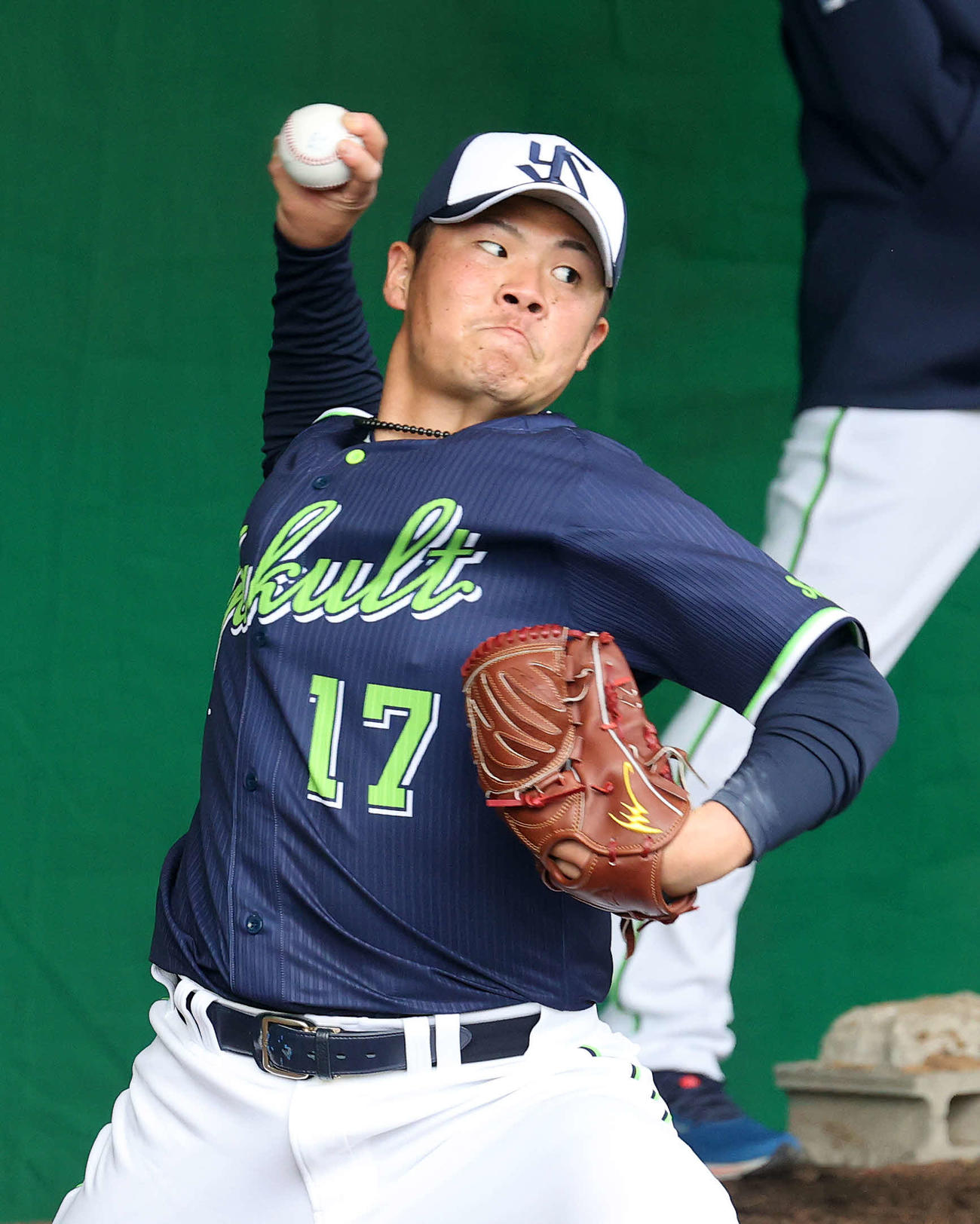 ブルペンで投球練習するヤクルト清水（撮影・鈴木正人）